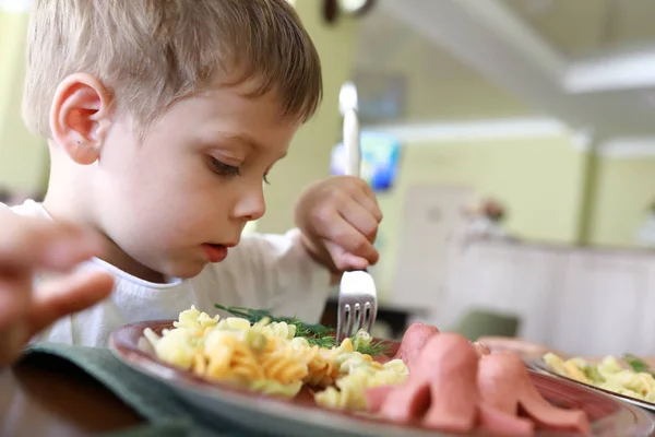 Barn har pasta med korv — Stockfoto