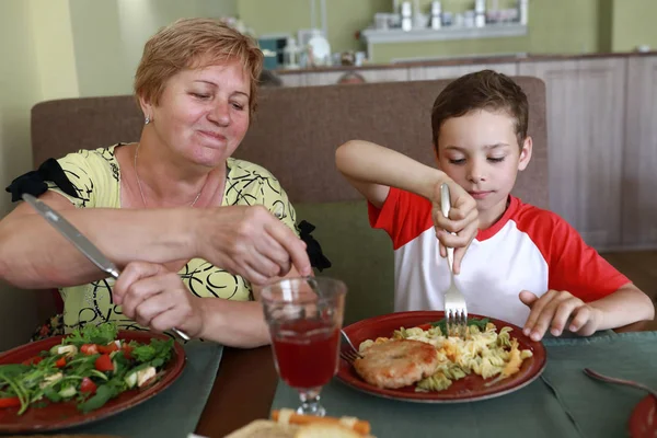 Бабушка и внук обедают. — стоковое фото