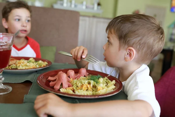 Criança comendo salsichas de polvo — Fotografia de Stock