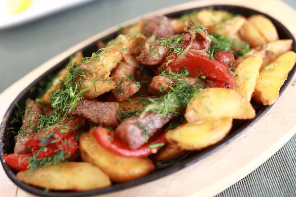 Gebratenes Fleisch mit Gemüse in der Pfanne — Stockfoto