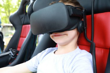 Çocuk sanal gerçeklik simülatörü oynuyor
