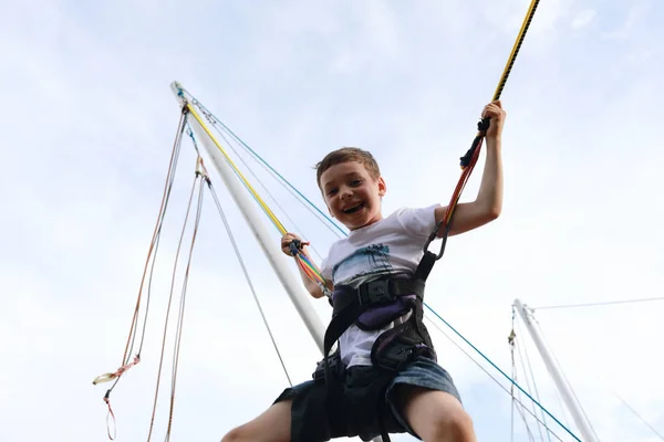 번지 트램폴린에 점프하는 행복한 아이 — 스톡 사진