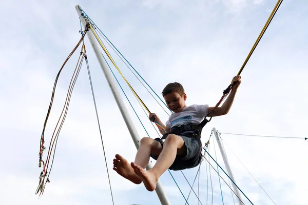 Šťastný kluk skákající na bungee trampolline — Stock fotografie
