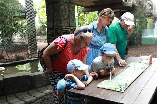 Família no zoológico — Fotografia de Stock