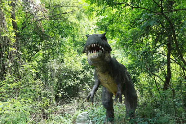 Tyrannosaurus i parken — Stockfoto