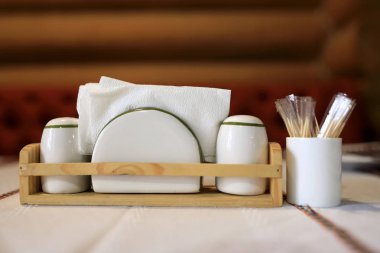 Kürdan ile biber ve tuzluk