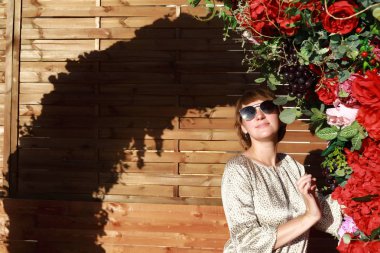 Çiçekli kadın portresi