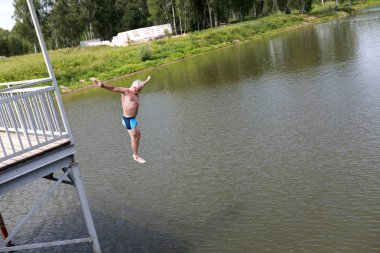 Köprüden göle atlayan yaşlı adam