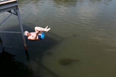 Kıdemli adam köprüden nehre daldı