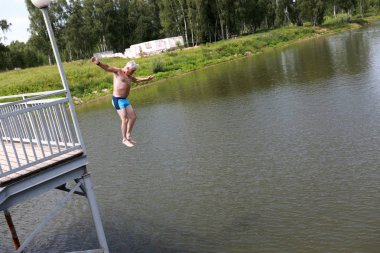 Köprüden göle atlayan yaşlı adam