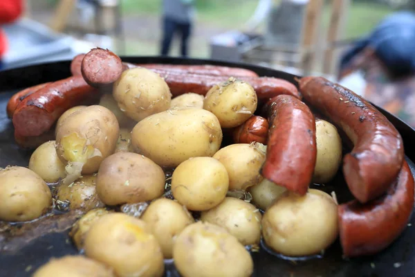 Sosisli kızarmış patates. — Stok fotoğraf