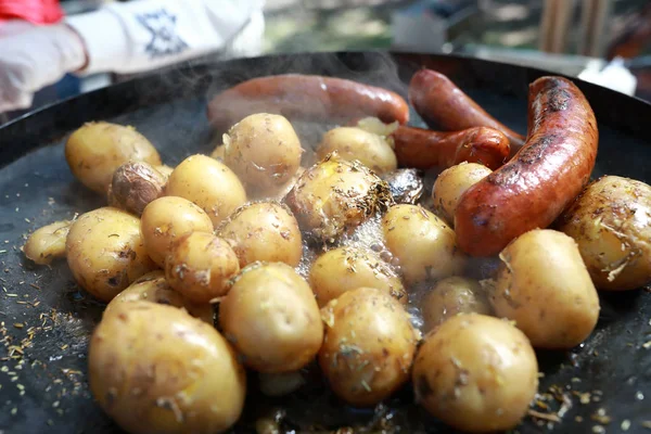 Patates sosis ile pişirme — Stok fotoğraf