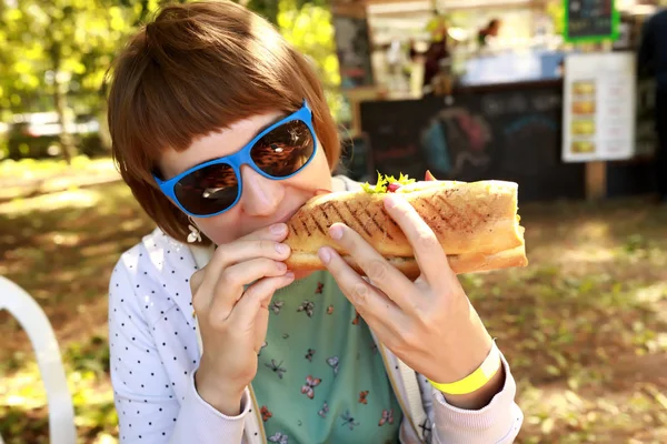 Mujer comiendo sándwich — Foto de Stock