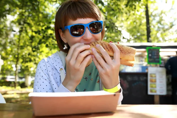 Woman eating vegetable sandwich — Stock Photo, Image