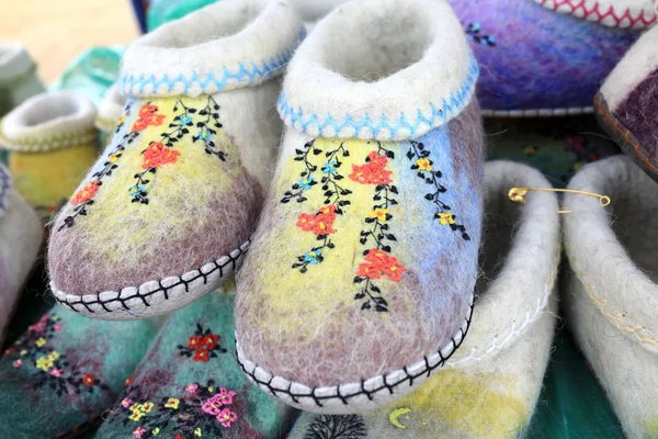 Embroidered felt shoes — Stock Photo, Image