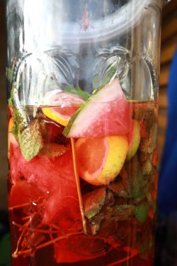 Meyve ve meyve suyu ile cam kaplar