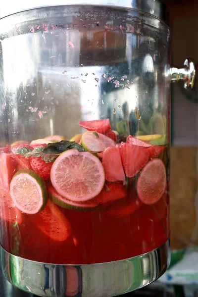 Glasbehållare med frukt och bär lemonad — Stockfoto