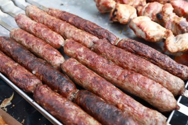 Şişler üzerinde kurabiye sosis