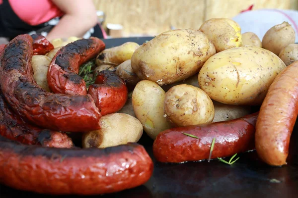 Cuisson des saucisses et des pommes de terre — Photo