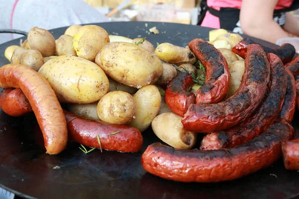 Patate e salsicce da cucina — Foto Stock