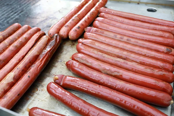 Cucinare le salsicce sulla teglia — Foto Stock