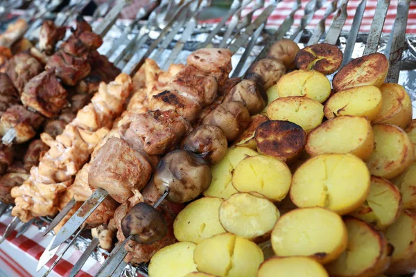 Meat and patato kebabs on skewers — Stock Photo, Image