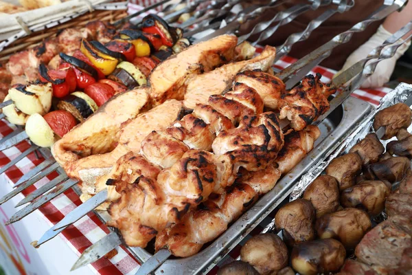 Meat and vegetable kebabs on skewers — Stock Photo, Image