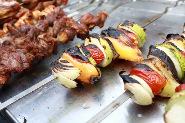 Vários kebabs vegetais e de carne — Fotografia de Stock