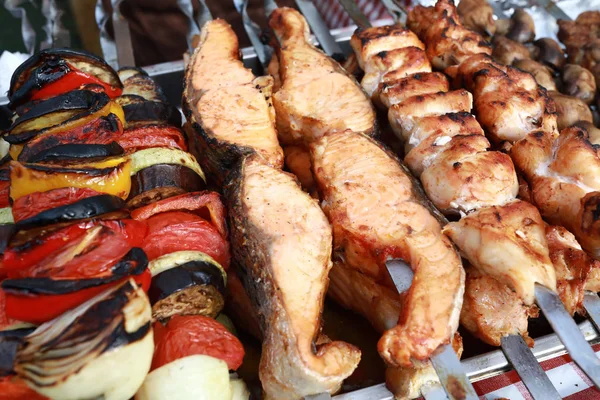 Vegetable and fish kebabs on skewers — Stock Photo, Image