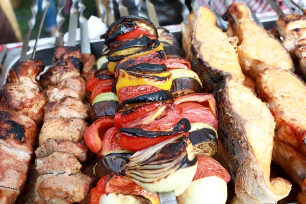 Grönsaks-och kött Kebab på spett — Stockfoto