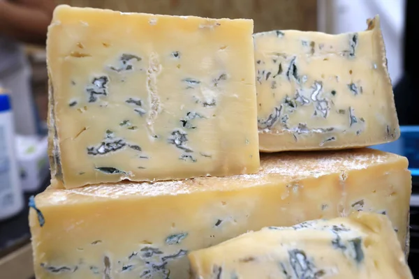 市场柜台上的蓝奶酪 — 图库照片