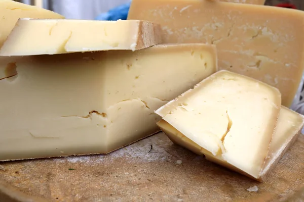 Queijo parmesão no balcão do mercado — Fotografia de Stock