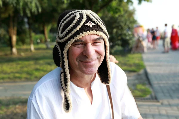 Uomo anziano in maglia cappello — Foto Stock