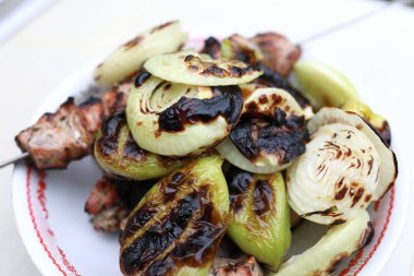 Tabakta ızgara sebze