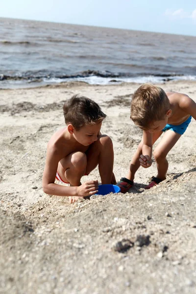 Niños en la playa de Mar de Azov —  Fotos de Stock