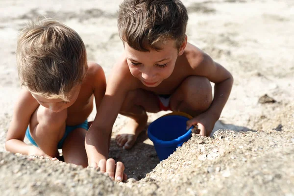 Barn på stranden av Azovska sjön — Stockfoto