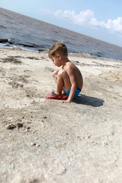 Bambino sulla spiaggia di Mare di Azov — Foto Stock