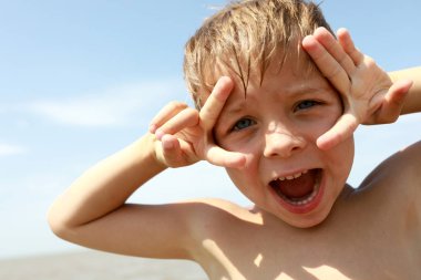 Kumsalda mutlu çocuk