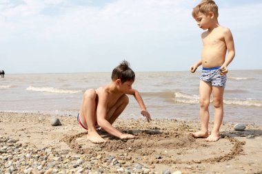Sahilde kale inşa çocuklar