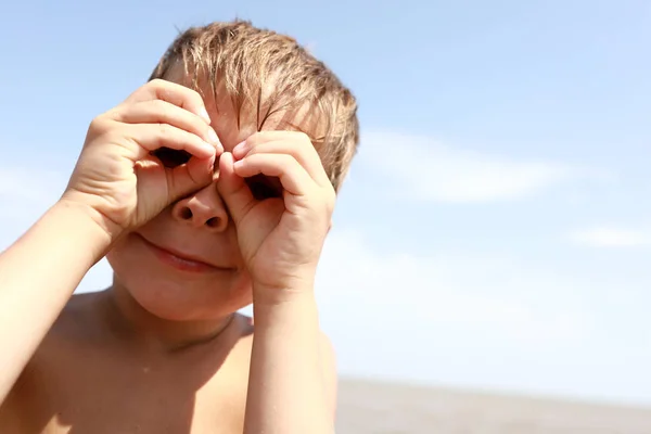 Garçon avec des doigts comme des lunettes — Photo