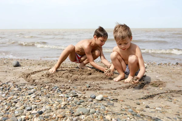 Meninos construindo castelo na praia — Fotografia de Stock