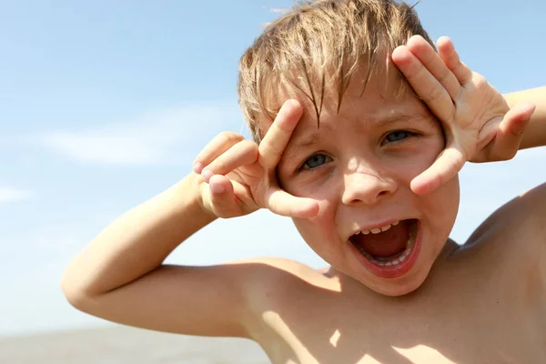 Criança feliz na praia — Fotografia de Stock