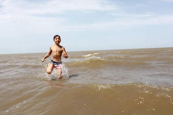 Niño corriendo en el mar — Foto de Stock