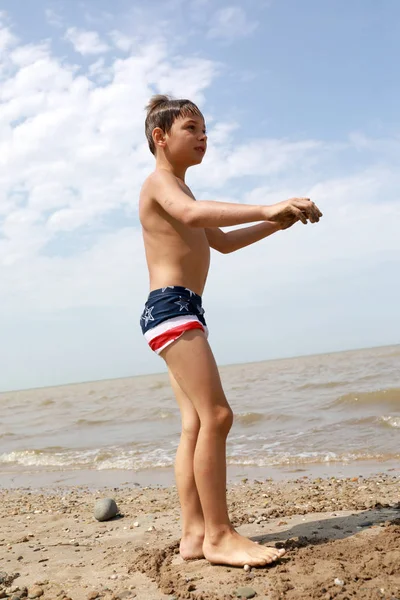 Criança em praia do Mar de Azov — Fotografia de Stock