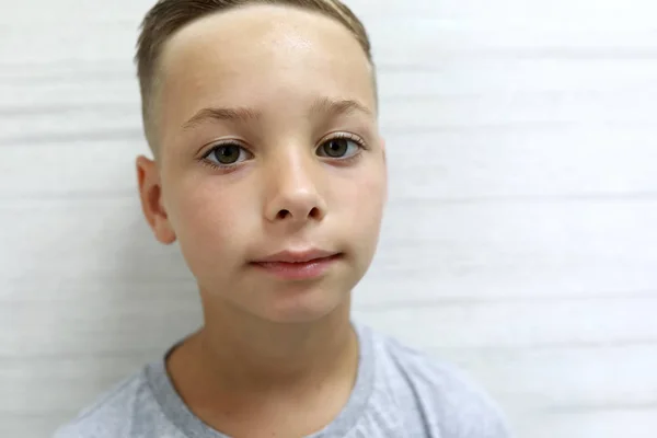 Портрет серьезного мальчика — стоковое фото