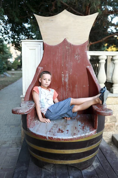 Ahşap koltukta çocuk — Stok fotoğraf
