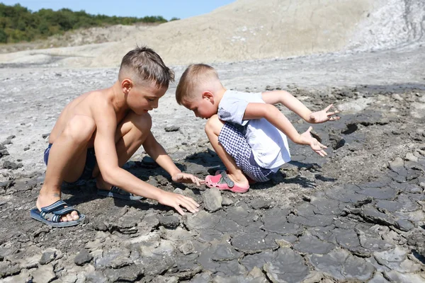 Gyerekek letép szennyeződés az úton — Stock Fotó