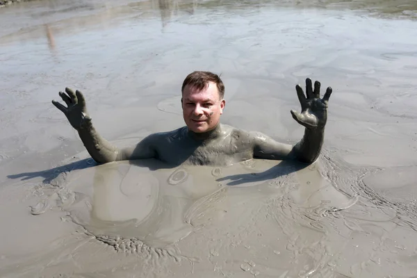 Man standing in mud pool — Stock Photo, Image