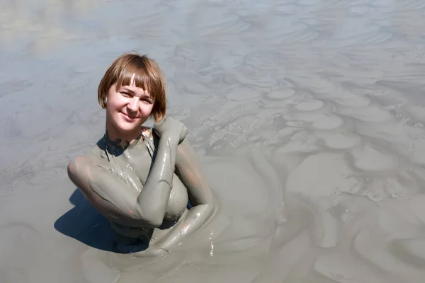 Жінка стоїть в грязьовому ставку — стокове фото