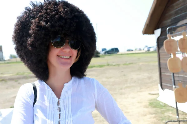 Счастливая женщина в русской шляпе папахи — стоковое фото